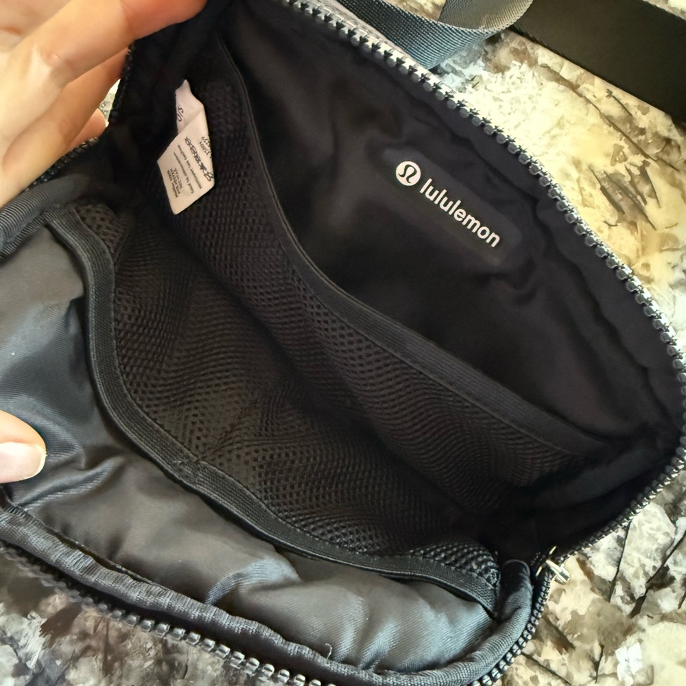 lululemon  Black belt Bag - Picture 3 of 3